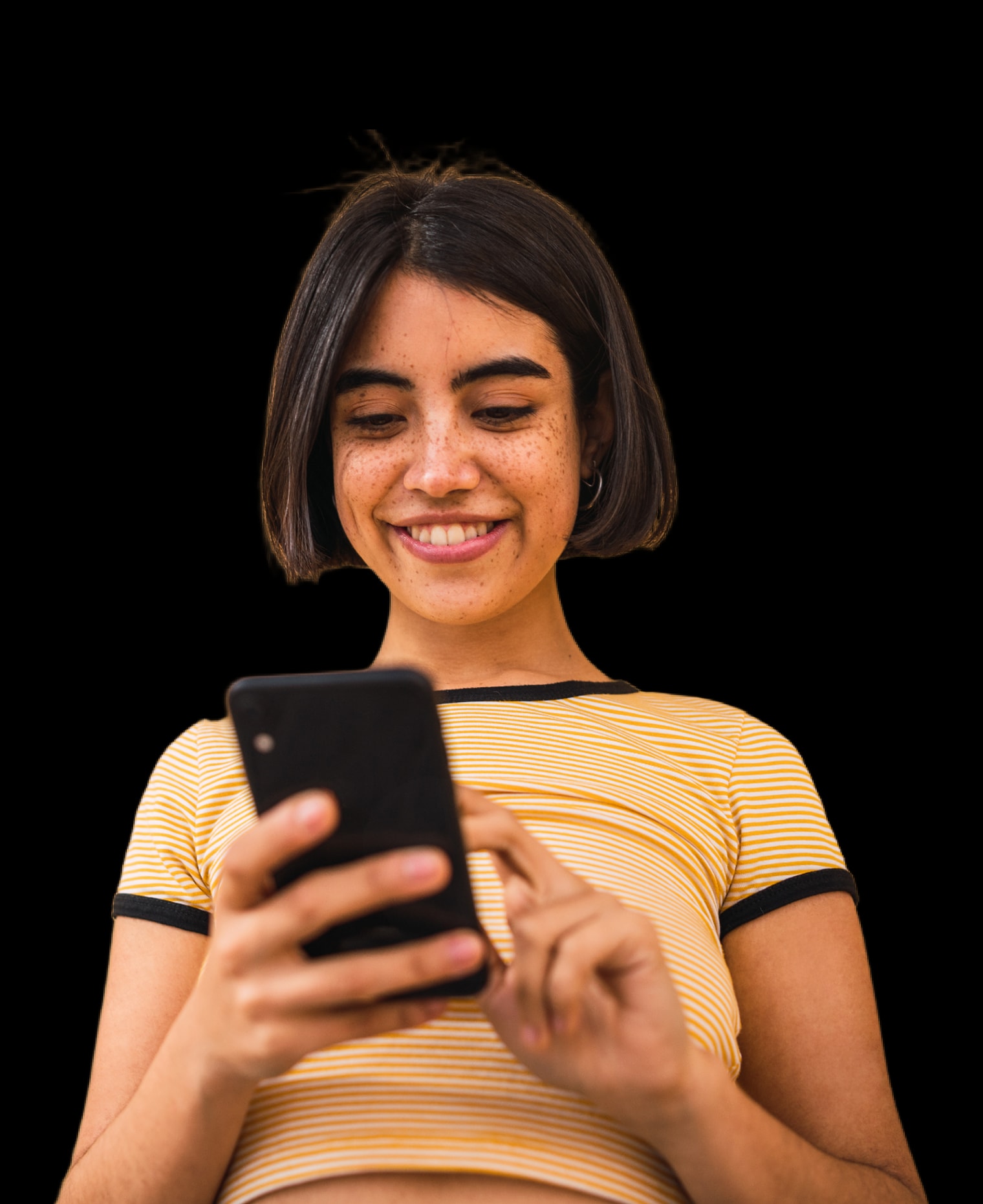 Junge Frau schaut lächelnd auf ihr Smartphone